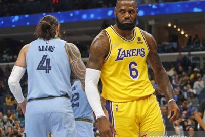Tekuk Mavericks, Pemain LA Lakers On Fire