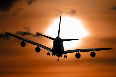 FAA Melarang Masyarakat Menyinarkan Laser ke Langit saat Natal