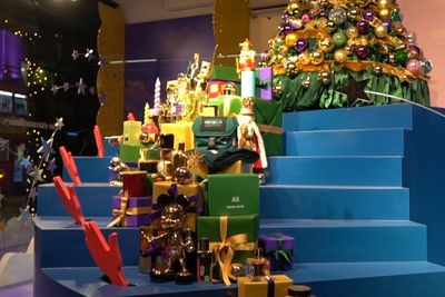 Keren, Etalase Toko di Oxford Street Berhiaskan Dekorasi Natal nan Artistik