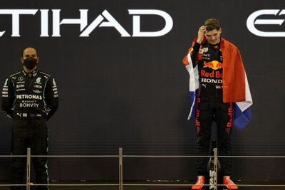 Sambil Pegang Trophy Juara Dunia GP F1, Verstappen Tujuan Hidup Tercapai