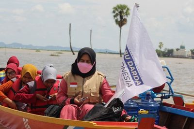 Akses Darat Terputus Akibat Banjir, Relawan Terpaksa Naik Perahu ke Soppeng Sulsel