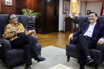 Pajang Foto Senyum Riang Bersama Lord Luhut, Mahfud MD Kutip Hadis Soal Kerja untuk Dunia