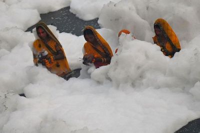 Demi Merayakan Chhath Puja, Umat Hindu Rela Mengarungi Sungai yang Berisi Busa Beracun