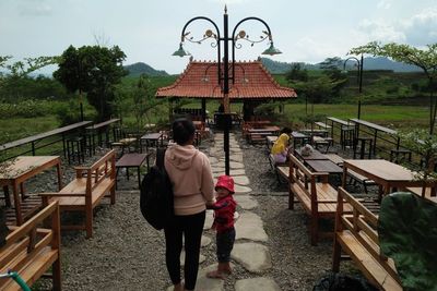 Kece, di Sini Ada Angkringan Murah dengan View Gunung dan Sawah!