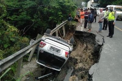 Jalinsum di Toba Longsor, Mobil Berpenumpang 7 Orang Terperosok