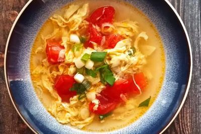 Bosan dengan Sup Ayam? Cobain Nih Resep Simpel dan Enak Sup Telur Tomat