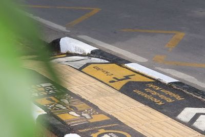 Unik! Tingkatkan Minat Baca, Trotoar di Bandung Dihias Grafiti