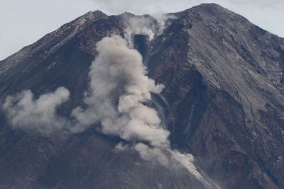 Bentuk Kawah Gunung Semeru Berubah, Berikut Foto-fotonya