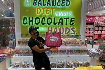 Wow! Gara-gara Covid-19, Pria Ini Buka Jastip Omzetnya hingga Rp40 Juta!