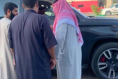 Pria Ini Dibelikan Mobil Baru oleh Pangeran Saudi Hanya karena Mobilnya Mogok di Jalan