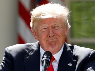 Sebut Dirinya Sudah Terima Suntikan Booster, Donald Trump Dicemooh