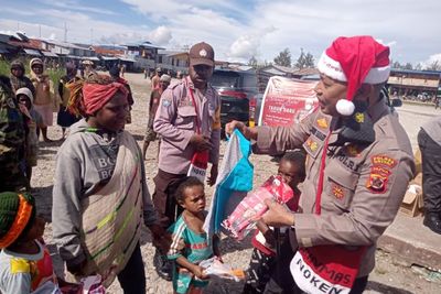 Begini Cara Kapolres Deiyai Papua Berbagi Kasih Sayang Jelang Natal