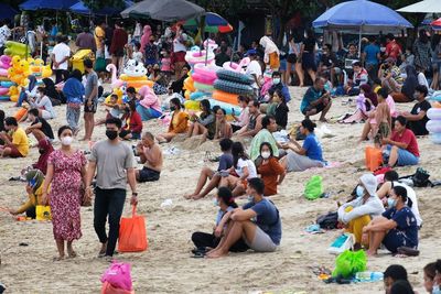 Turis Padati Pantai Sanur di Bali Jelang Libur Nataru, Ini Foto-fotonya