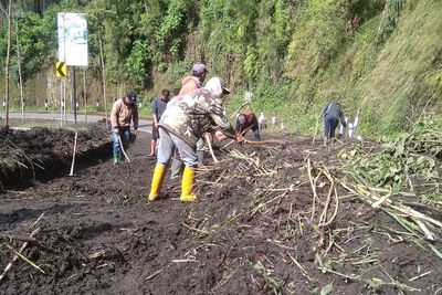 Jalur Menuju Wisata Gunung Bromo di Probolinggo Longsor