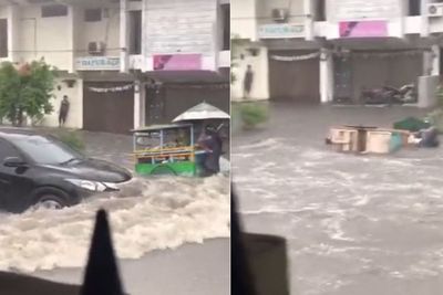 Nyesek! Mobil Ini Terobos Banjir, Bikin Pedagang Keliling dan Gerobaknya Terhempas