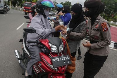 Aksi Polwan Peringati Hari Ibu di Palangkaraya, Ini Foto-fotonya