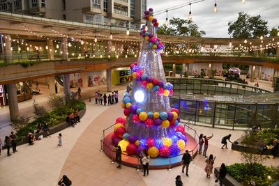 Pohon Natal 12 Meter Hiasi Pusat Perbelanjaan di Medan, Ini Foto-fotonya