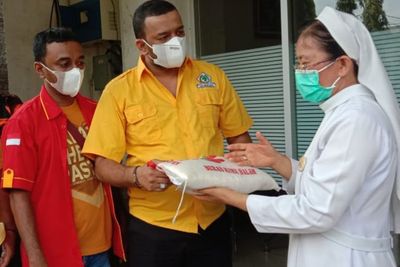 Bagi 500 Paket Sembako Jelang Nataru, Sekjen Sumut: Kader Golkar Harus Mencontoh Rommy