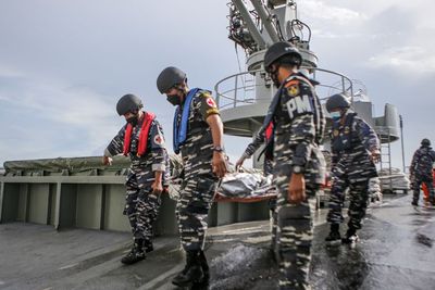 Peran Penyelamatan Kapal KRI Teluk Bintuni, Berikut Foto-fotonya
