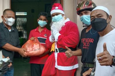 Unik, Sahabat Polisi Sumut Bagikan Sembako Pakai Baju Sinterklas, Bocah di KS Minta Bombon