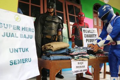 Ketika Superhero Jual Baju untuk Semeru, Harganya Miring Banget!
