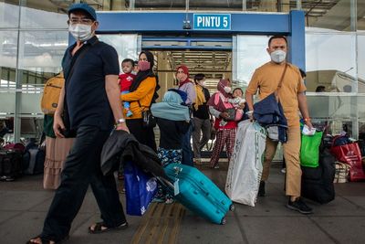 Arus Mudik Natal dan Tahun Baru di Terminal Pulo Gebang, Ini Foto-fotonya