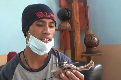 Pria Ini Sukses Meraup Rupiah dari Kerajinan Batok Kelapa