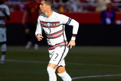 Ban Kapten Portugal yang Dibanting Ronaldo Dilelang untuk Pengobatan Bayi di Serbia