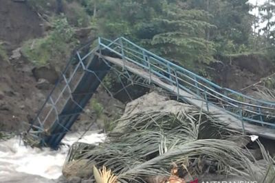 Dua Jembatan Gantung di Cianjur Putus Terseret Arus Hujan Deras, Aktifitas Warga Lumpuh
