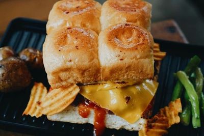 Bukan Bundar, di Sini Burgernya Kotak Isi Daging Asap. Lezat, No Debat!