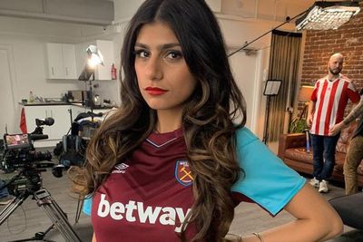 Mia Khalifa Ngaku Penggemar West Ham, Ternyata Sejak Nonton Film Ini