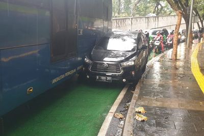 Paksa Melintas, Mobil Pribadi Dijepit Bus di Semanggi, Beruntung Tak Ada Korban