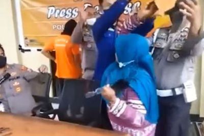 Momen Emak-Emak Ngamuk Ke Tersangka Pencuri Motor Saat Konferensi Pers, Mau Dihajar