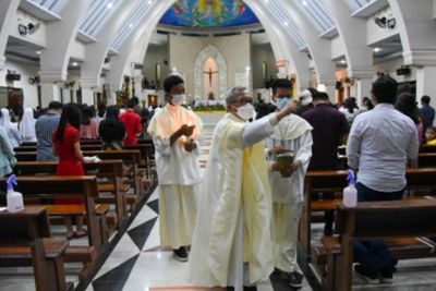 Malam Misa Natal Berjalan Tertib, Ratusan Umat Kristiani Penuhi Gereja Katedral Medan