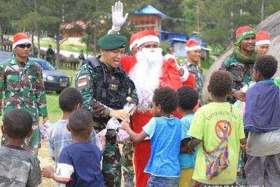 Satgas TNI Berikan Kado Natal untuk Anak-anak di Lanny Jaya Papua: Mereka Gembira