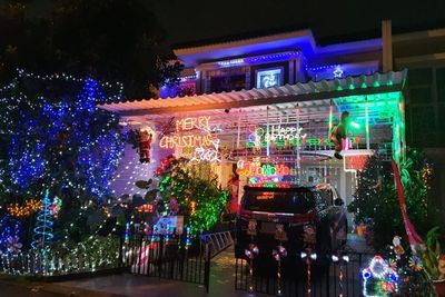 Keren! Ramaikan Natal, Rumah Ini Dihias Penuh Lampu Warna-Warni