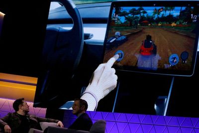 Tesla Setujui untuk Tak Izinkan Pengemudi Main Game di Dasbor saat Berkendara