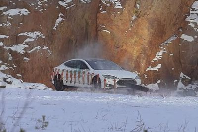 Pria Ini Ledakkan Tesla Miliknya Pakai Dinamit, Kesal Biaya Penggantian Baterai yang Mahal