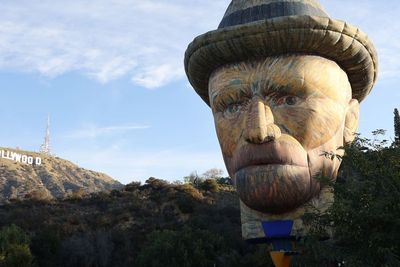 Balon Udara Besar yang Menyerupai Vincent Van Gogh Mengudara di Langit Los Angeles!