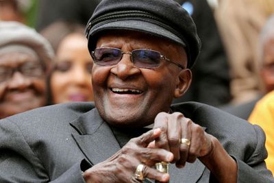 Peraih Nobel Perdamaian Uskup Desmond Tutu Wafat pada Usia 90 Tahun