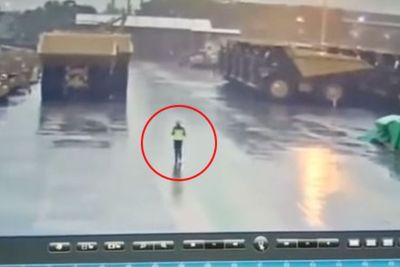 Video Detik-detik Satpam Tersambar Petir Saat Pegang HT, Kondisi Selamat