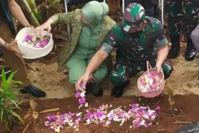 KSAD Baik Hati, Ziarah ke Makam Sejoli yang Dibuang 3 Oknum TNI AD, Doakan dan Tabur Bunga