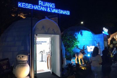 Kreatif, Pos Polisi di Sini Mirip Rumah Salju. Ada Elsa dan Olafnya!