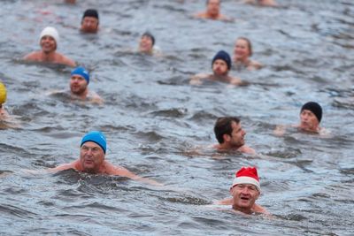 Kompetisi Renang Musim Dingin Natal Tahunan di Praha, Ini Foto-fotonya