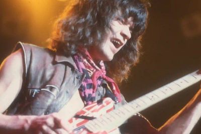 5 Gitaris Terbaik Dunia yang Mampu Ciptakan Musik Khas Mereka Sendiri!