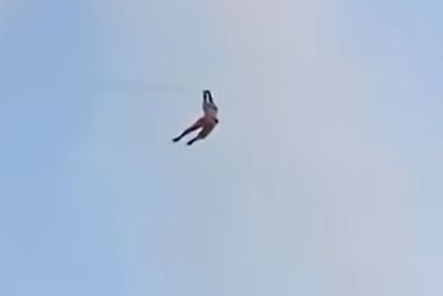 Viral Detik-detik Pria yang Terseret Layang-layang Setinggi 9 Meter, Bikin Jantungan