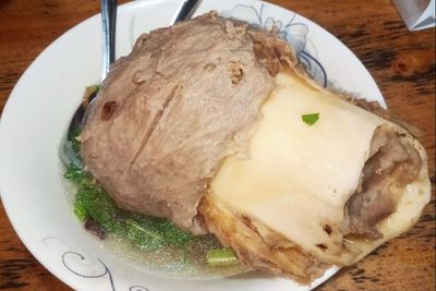 Ngumpet Mepet Kuburan, Bakso Sumsumnya Lumer di Mulut!