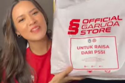 Enaknya Jadi Raisa, Dikirimi Jersey Timnas Indonesia Terbaru Cuma Karena Cuitan di Twitter