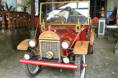 Enggak Nyangka, Ternyata Perajin Kayu Bisa Bikin Mobil!