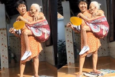 Viral Momen Wanita Gendong Ibunya Seperti Bayi, Bikin Netizen Haru